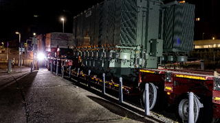 Der Transport des 7,50 langen, 3,30 breiten und  3,50 m hohen Transformators.